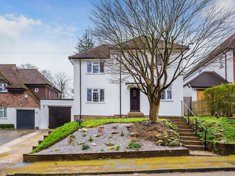 5 Bed House Detached To Rent in Reigate
